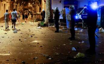 La Guardia Urbana desaloja por aglomeraciones las plazas del barrio Gràcia de Barcelona de la ciudad durante sus fiestas / EFE