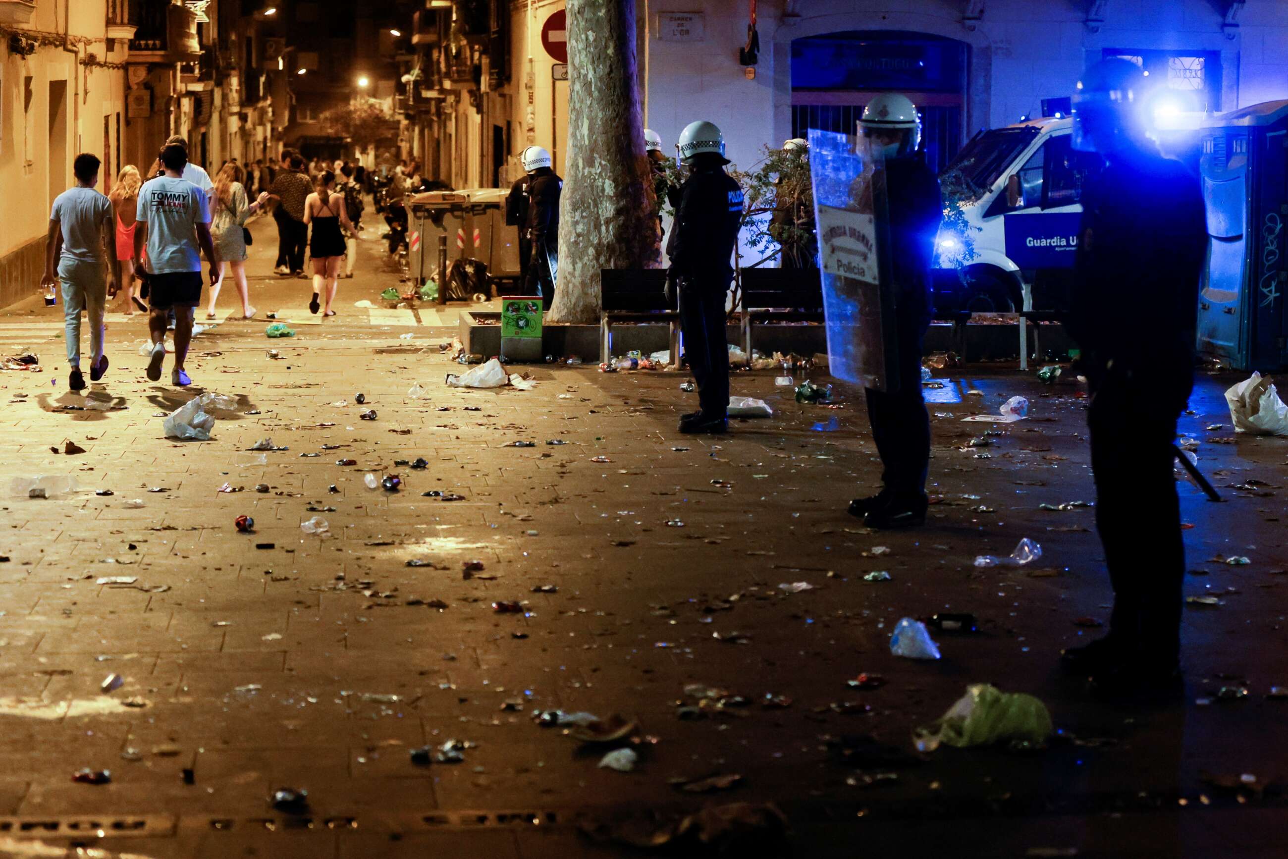 La Guardia Urbana desaloja por aglomeraciones las plazas del barrio Gràcia de Barcelona de la ciudad durante sus fiestas / EFE
