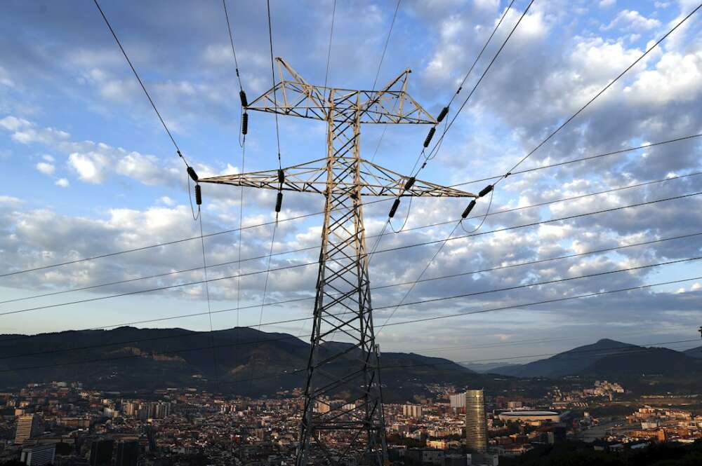 Tercer récord consecutivo de la luz: el precio sube este miércoles hasta los 132,47 euros por MWh. En la imagen, una torre de transporte de energía perteneciente a red eléctrica, con la ciudad de Bilbao al fondo. EFE/LUIS TEJIDO