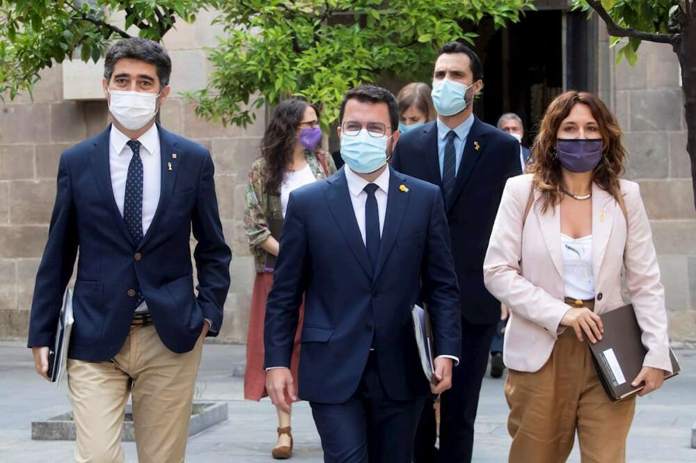 El presidente de la Generalitat, Pere Aragonès (c), junto al vicepresidente y conseller de Políticas Digitales y Territorio, Jordi Puigneró (i) y la consellera de Presidencia, Laura Vilagrà (d), así como el resto del ejecutivo catalán, se dirigen a la reunión de semanal del Govern, este martes en el Palau de la Generalitat. EFE/Marta Pérez.