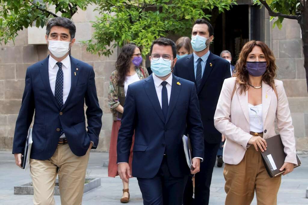 El presidente de la Generalitat, Pere Aragonès (c), junto al vicepresidente y conseller de Políticas Digitales y Territorio, Jordi Puigneró (i) y la consellera de Presidencia, Laura Vilagrà (d), así como el resto del ejecutivo catalán, se dirigen a la reunión de semanal del Govern, este martes en el Palau de la Generalitat. EFE/Marta Pérez.