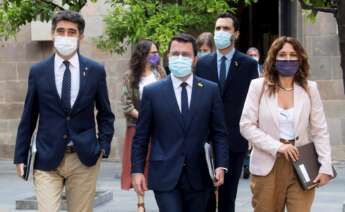 El presidente de la Generalitat, Pere Aragonès (c), junto al vicepresidente y conseller de Políticas Digitales y Territorio, Jordi Puigneró (i) y la consellera de Presidencia, Laura Vilagrà (d), así como el resto del ejecutivo catalán, se dirigen a la reunión de semanal del Govern, este martes en el Palau de la Generalitat. EFE/Marta Pérez.