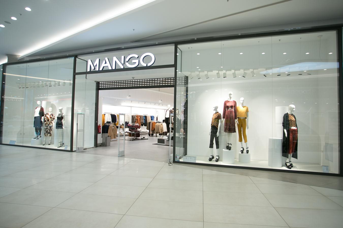 Fachada exterior de una tienda de Mango