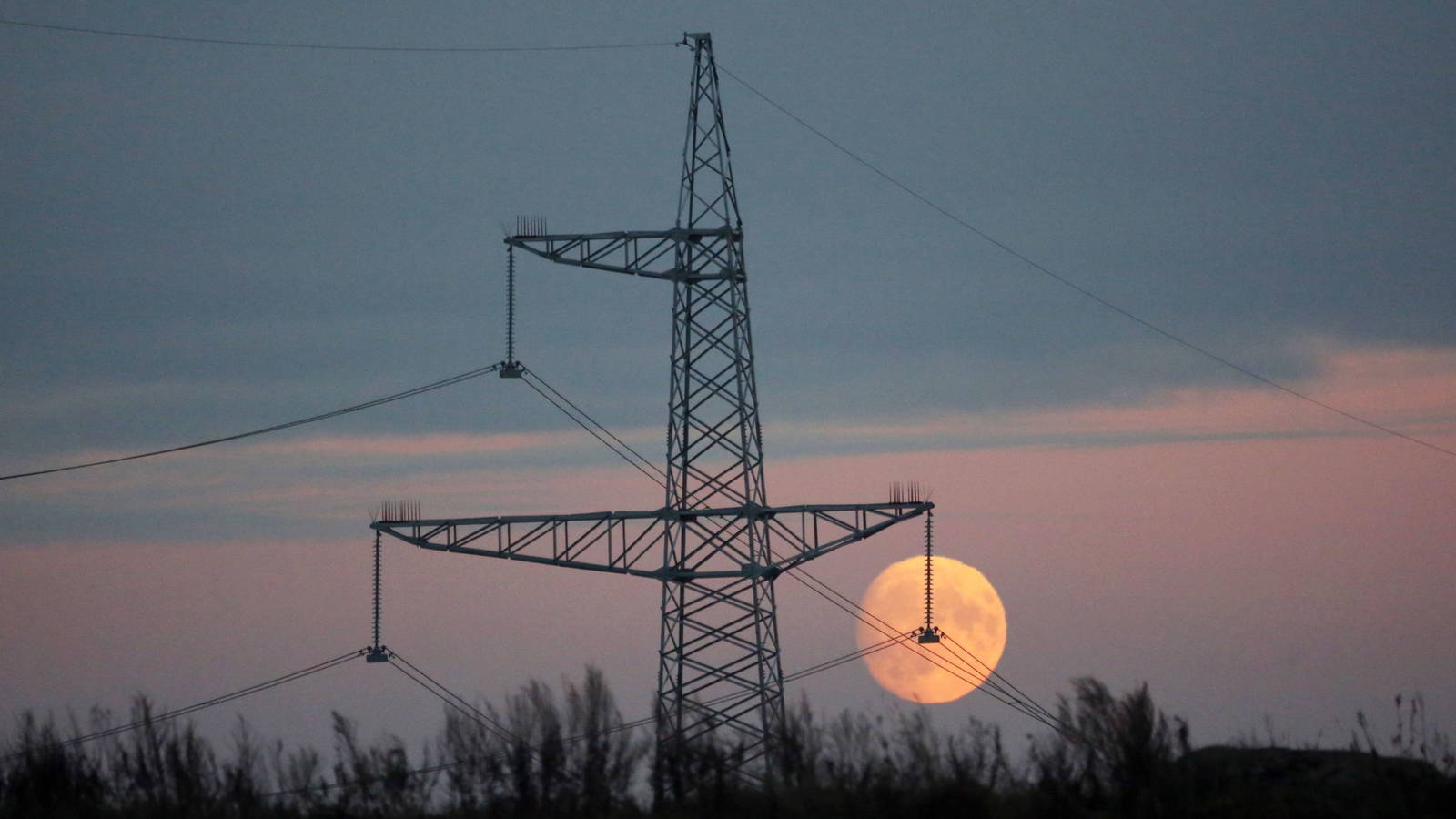 Imagen de una torre de cableado eléctrico/ Efe