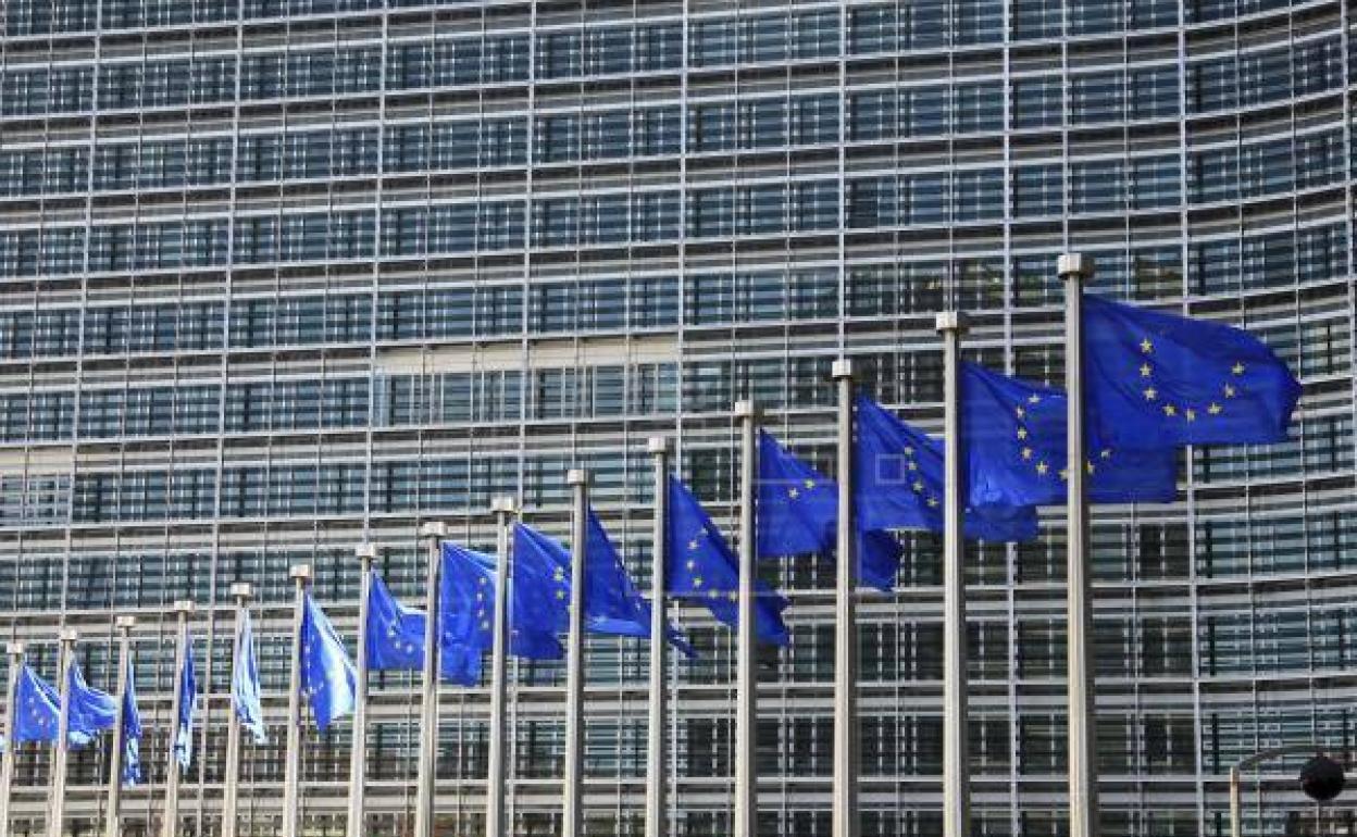 Bruksela popiera decyzję konstytucyjną i wzywa rząd do „przestrzegania zasad”
