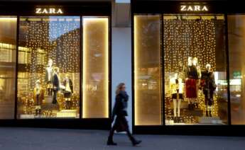 Fachada exterior con luces de una tienda de Zara