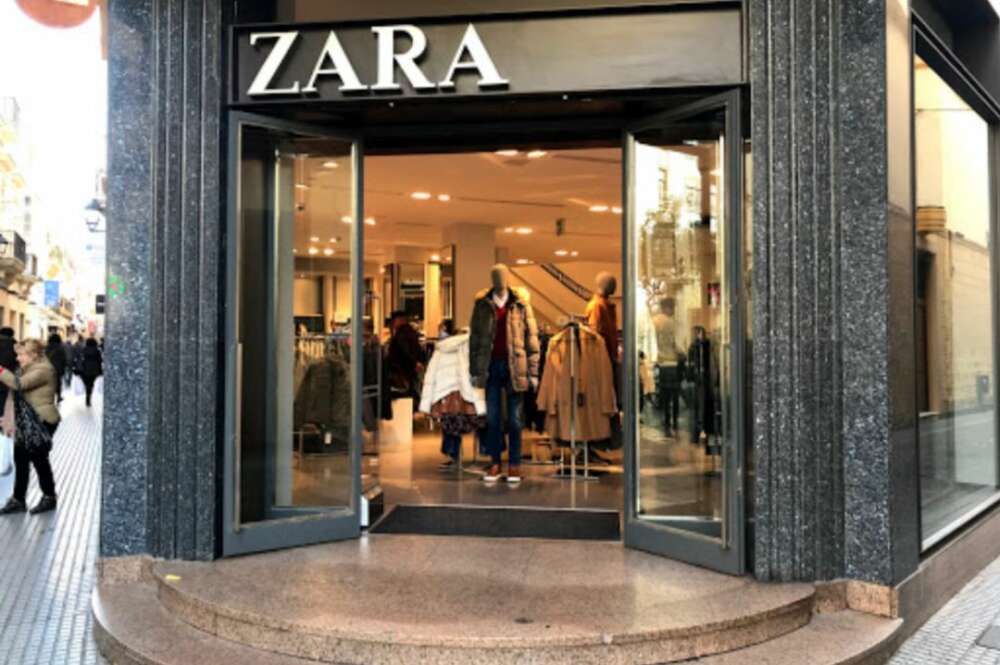 Zara repesca la camisa de plumas que batió récords de venta en España