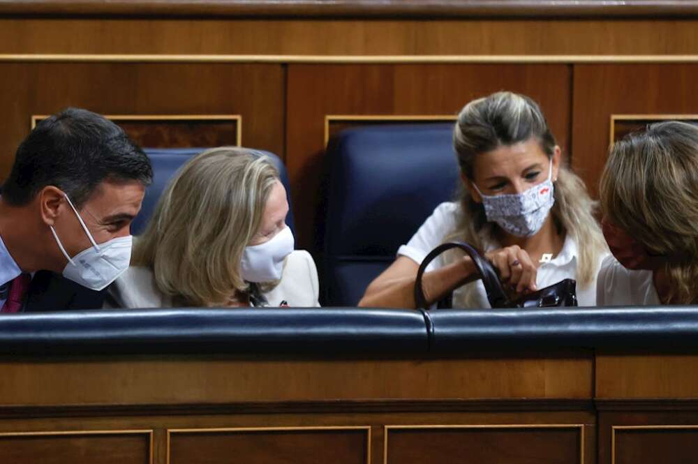 El presidente del Gobierno, Pedro Sánchez (i), conversa con las ministras, Nadia Calviño (2i), Yolanda Díaz (2d) y Teresa Ribera (d), durante la sesión de control al Gobierno celebrada este miércoles en el Congreso. EFE/Juan Carlos Hidalgo