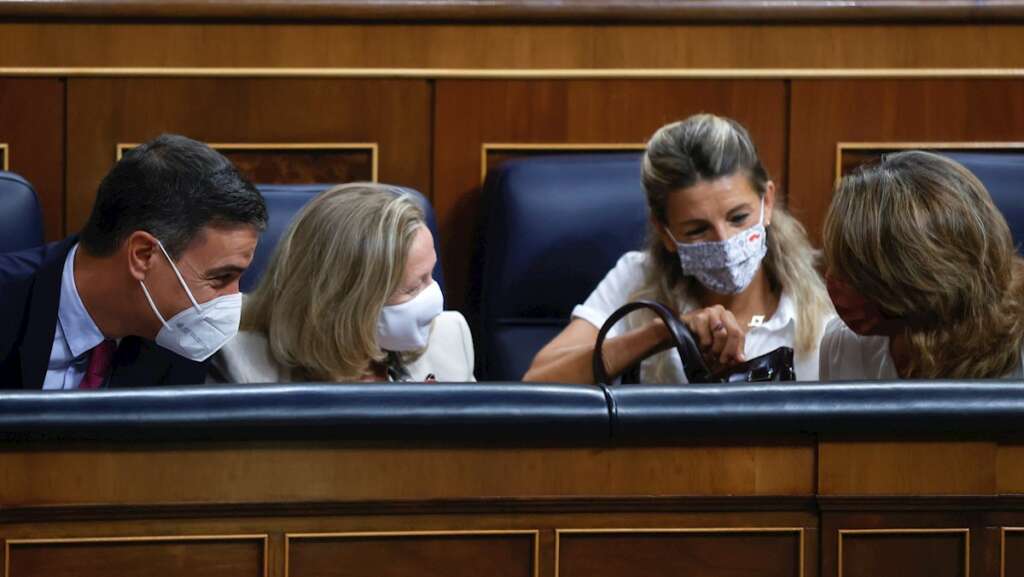 El presidente del Gobierno, Pedro Sánchez (i), conversa con las ministras, Nadia Calviño (2i), Yolanda Díaz (2d) y Teresa Ribera (d), durante la sesión de control al Gobierno celebrada este miércoles en el Congreso. EFE/Juan Carlos Hidalgo