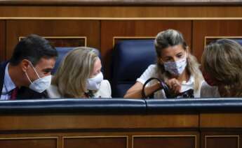 El presidente del Gobierno, Pedro Sánchez (i), conversa con las ministras, Nadia Calviño (2i), Yolanda Díaz (2d) y Teresa Ribera (d), durante la sesión de control al Gobierno celebrada este miércoles en el Congreso. EFE/Juan Carlos Hidalgo