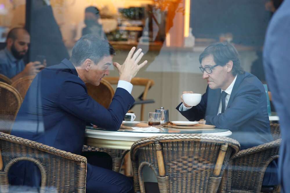 El presidente del Gobierno, Pedro Sánchez, y el líder del PSC, Salvador Illa, se toman un café en una cafetería cercana a la sede de los socialistas catalanes en Barcelona, poco antes de participar en la reunión extraordinaria de la Permanente del PSC. EFE/Toni Albir
