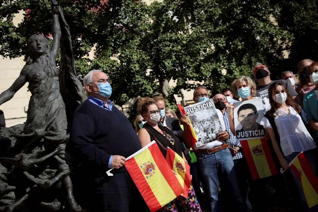 Las víctimas de ETA acusan a Sánchez de “pactar con el diablo” para seguir en Moncloa. En la imagen, Miembros de la Asociación de Víctimas del Terrorismo participan este sábado en la Plaza de la República Dominicana en Madrid. EFE/David Fernández
