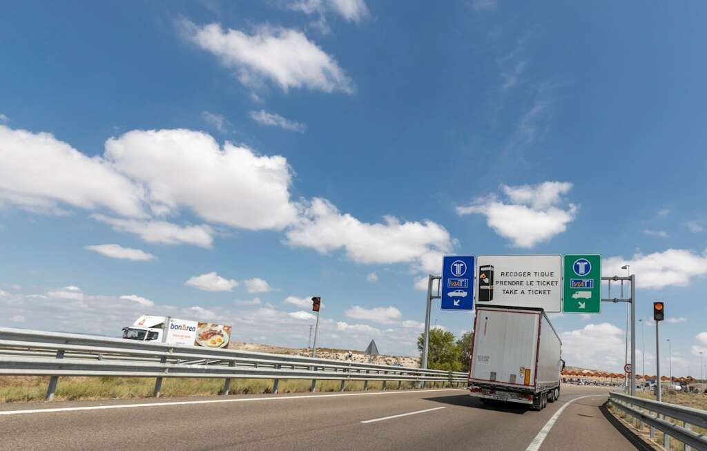 El fin del peaje por la liberalización de la autopista AP-2, que conecta Zaragoza con el Mediterraneo, supone una buena noticia para los municipios colindantes de esta vía en Aragón,aunque ha despertado la incertidumbre sobre cómo afectará en la economia de la zona. En la imagen, el peaje de Pina de Ebro. EFE/JAVIER BELVER