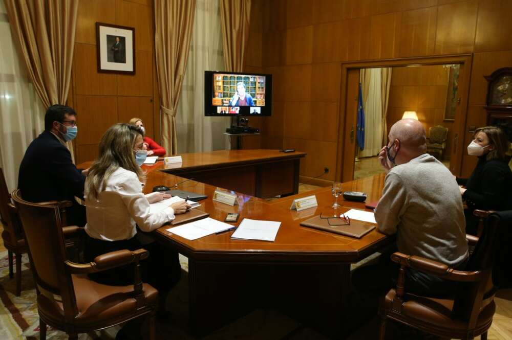 La ministra de Trabajo en una reunión semipresencial con representantes de patronal y sindicatos. / MINISTERIO DE TRABAJO