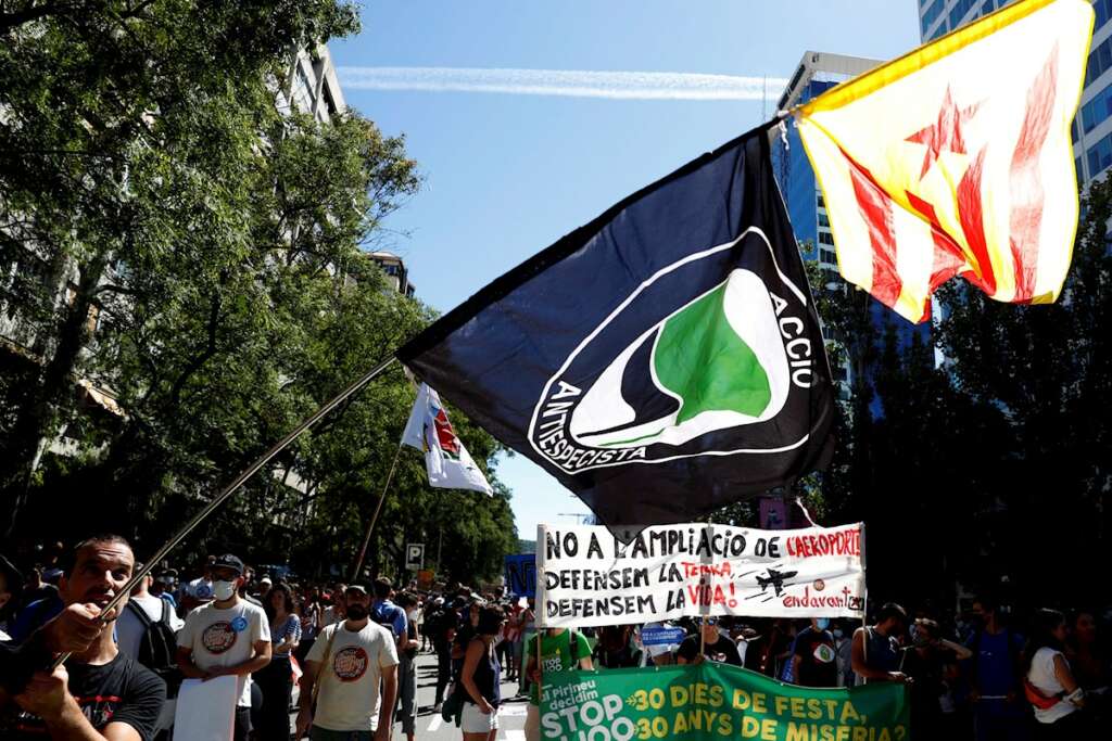Miles de personas participan en la manifestación contra la ampliación del Aeropuerto de Barcelona-El Prat convocada por entidades ecologistas, que reclaman la paralización indefinida del proyecto y la transformación del modelo social, económico y ambiental. EFE/Alberto Estévez