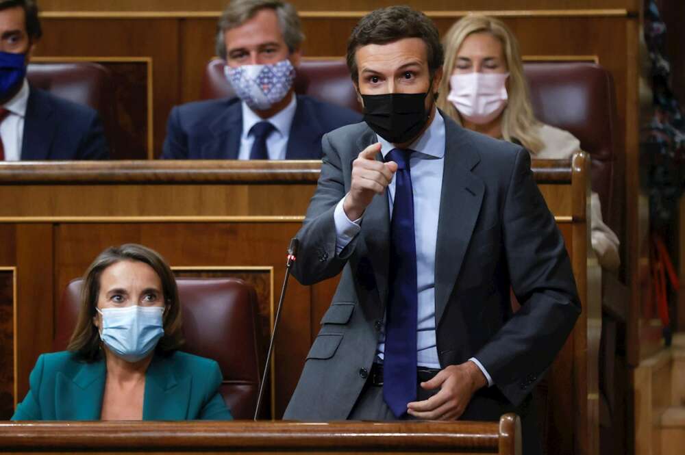 El presidente del PP, Pablo Casado (d), se dirige al presidente del Ejecutivo durante la sesión de control al Gobierno celebrada este miércoles en el Congreso. EFE/Juan Carlos Hidalgo