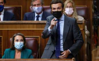 El presidente del PP, Pablo Casado (d), se dirige al presidente del Ejecutivo durante la sesión de control al Gobierno celebrada este miércoles en el Congreso. EFE/Juan Carlos Hidalgo