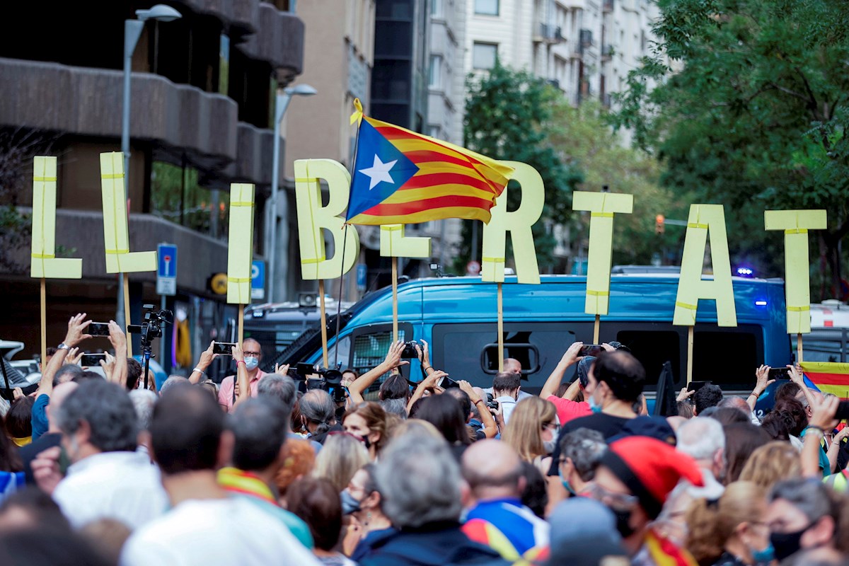 Varias personas participan en la manifestación de este viernes frente al Consulado de Italia en Barcelona para protestar contra por la detención ayer noche del expresidente de la Generalitat Carles Puigdemont en Cerdeña. EFE/ Quique García