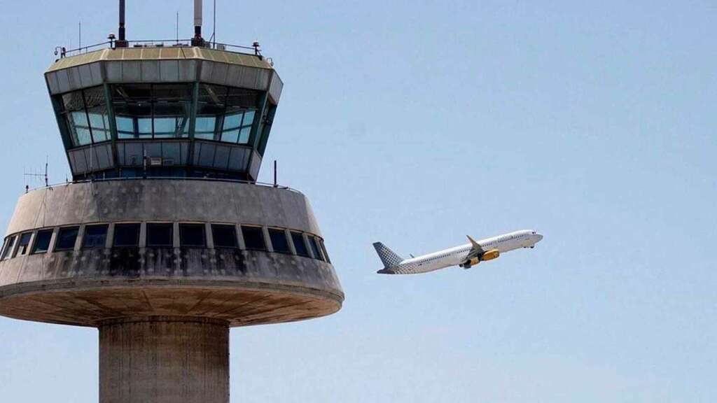 El Govern rechazará la ampliación de El Prat si "destroza" La Ricarda. En la imagen, un avión despega ante la torre de control del aeropuerto de El Prat. / EFE