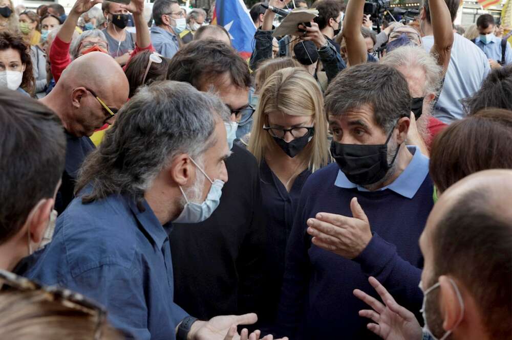 El secretario general de JxCat, Jordi Sànchez (d), acompañado por el presidente dse Omnium Cultural, Jordi Cuixart (i), se concentraron desde primera hora de esta mañana frente al Consulado de Italia en Barcelona para protestar por la detención ayer noche del expresidente de la Generalitat Carles Puigdemont en Cerdeña. EFE/Quique Garcia