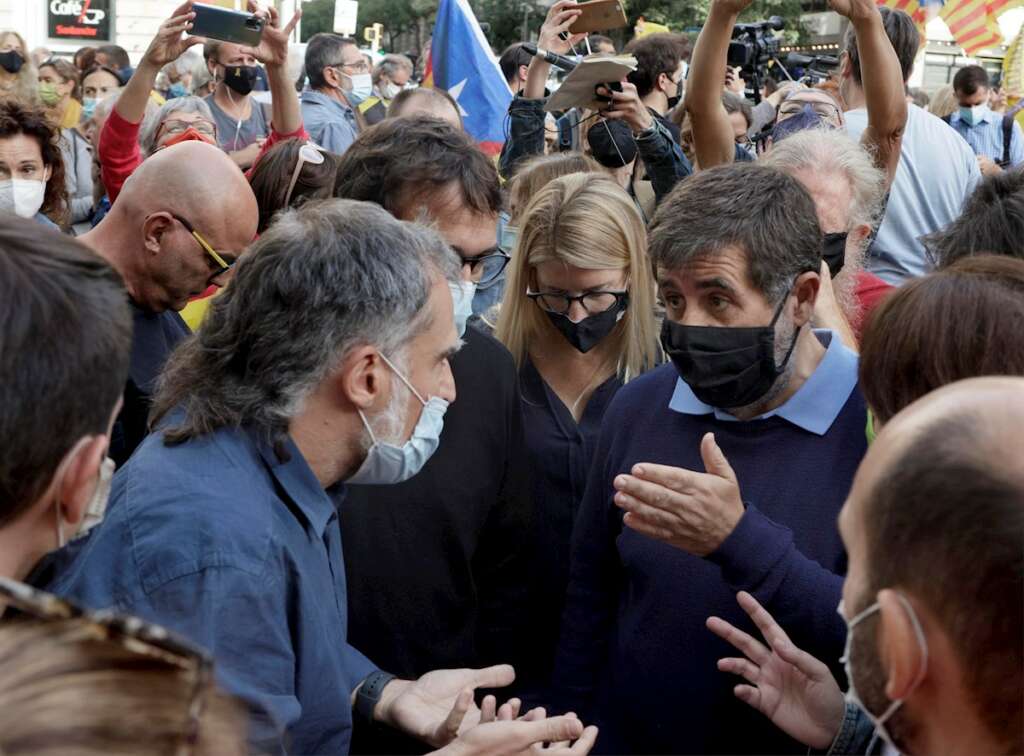 El secretario general de JxCat, Jordi Sànchez (d), acompañado por el presidente dse Omnium Cultural, Jordi Cuixart (i), se concentraron desde primera hora de esta mañana frente al Consulado de Italia en Barcelona para protestar por la detención ayer noche del expresidente de la Generalitat Carles Puigdemont en Cerdeña. EFE/Quique Garcia