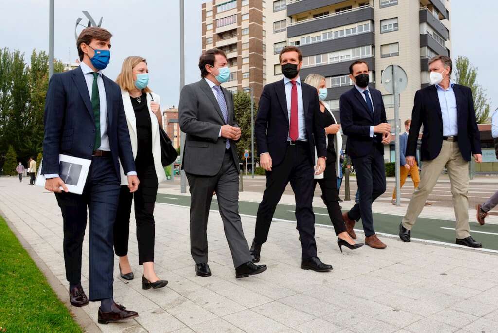 El presidente del PP, Pablo Casado (c), pasea acompañado por la presidenta de la Fundación Miguel Ángel Blanco, María del Mar Blanco (3d), y el presidente de Castilla y León, Alfonso Fernández Mañueco (3i), por la avenida nombrada en memoria del nombre del concejal asesinado por ETA Miguel Ángel Blanco, momentos antes de participar en una convención nacional del partido este martes en Valladolid. EFE/NACHO GALLEGO