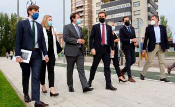 El presidente del PP, Pablo Casado (c), pasea acompañado por la presidenta de la Fundación Miguel Ángel Blanco, María del Mar Blanco (3d), y el presidente de Castilla y León, Alfonso Fernández Mañueco (3i), por la avenida nombrada en memoria del nombre del concejal asesinado por ETA Miguel Ángel Blanco, momentos antes de participar en una convención nacional del partido este martes en Valladolid. EFE/NACHO GALLEGO