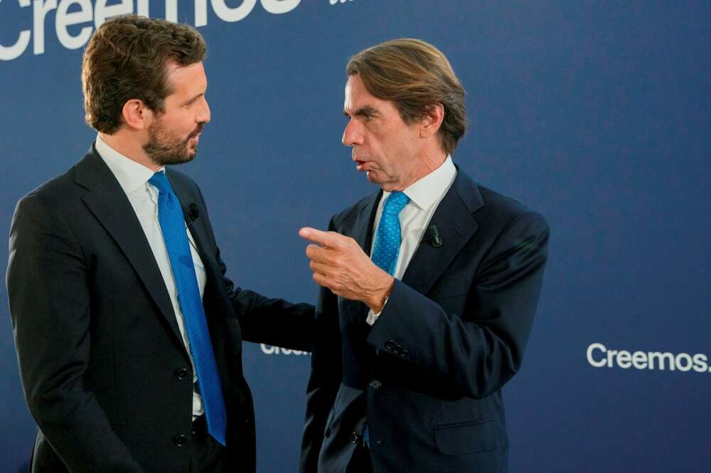 El líder del PP, Pablo Casado, y quien fuese su mentor, el expresidente José María Aznar (d), en la convención nacional del partido que tiene lugar hoy en Sevilla, con quién comparte mesa después de recabar en las primeras jornadas del cónclave el respaldo de dirigentes y exmandatarios europeos. EFE/Julio Muñoz