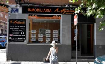 Anuncios de pisos y casas en venta y alquiler en el escaparate de una inmobiliaria. EFE