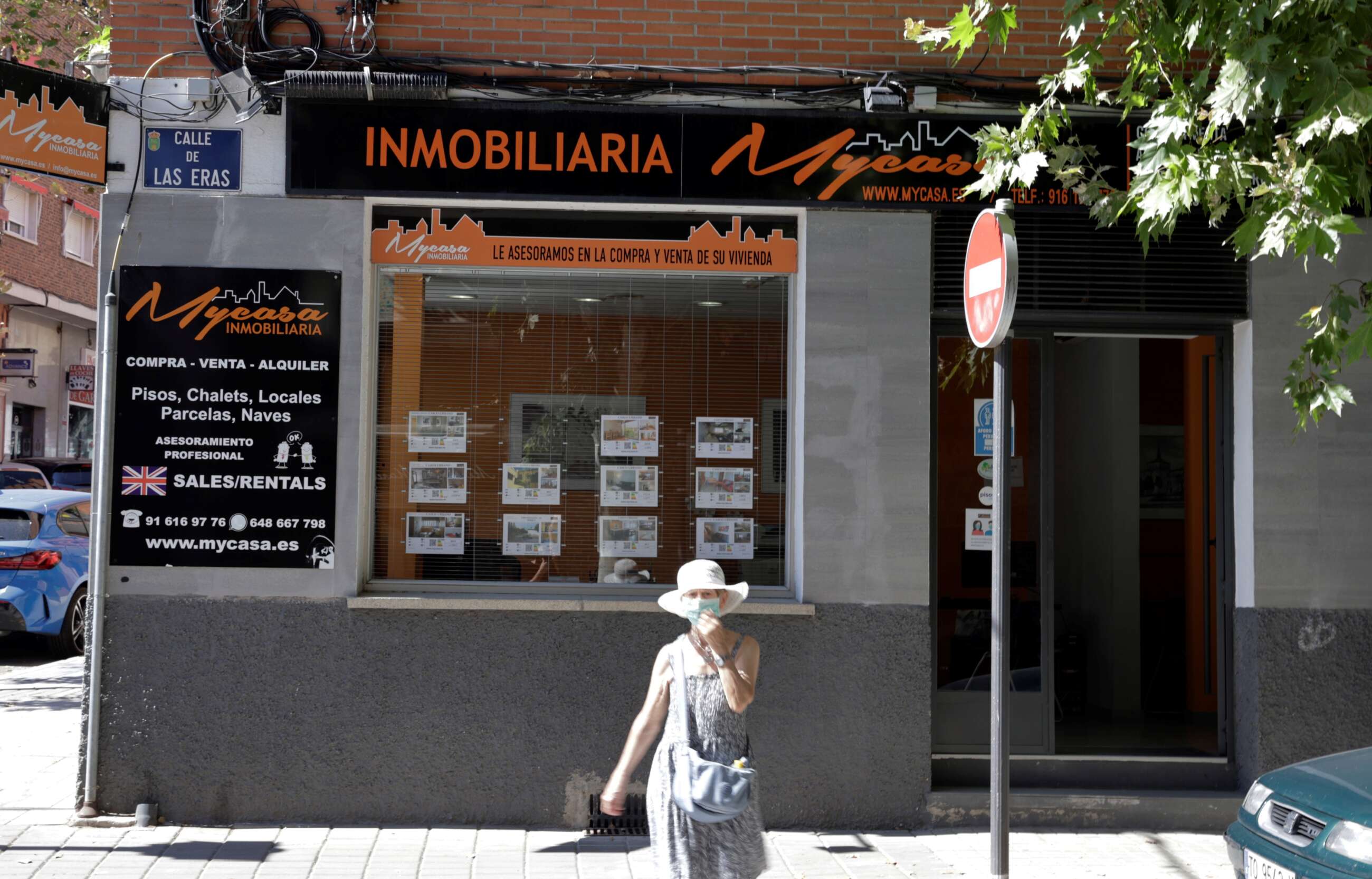 Anuncios de pisos y casas en venta y alquiler en el escaparate de una inmobiliaria. EFE