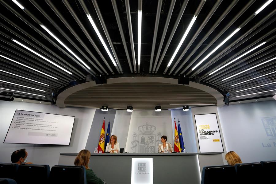 La ministra de Política Territorial y portavoz del Gobierno, Isabel Rodríguez (d) junto a la vicepresidenta tercera y ministra para la Transición Ecológica y el Reto Demográfico, Teresa Ribera (i) durante la rueda de prensa tras la reunión del Consejo de Ministros, este martes en La Moncloa. EFE/ Javier Lizón