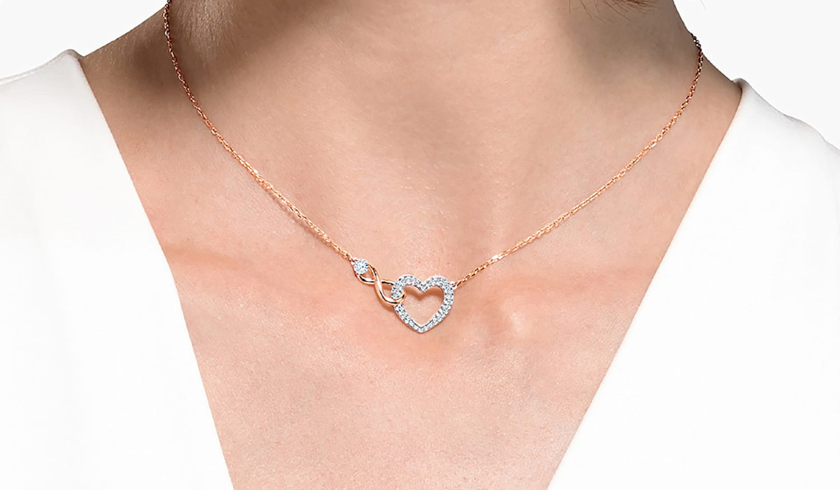 Swarovski tiene un colgante de amor infinito con más de 1.000 valoraciones  en Amazon