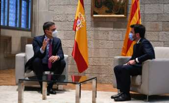 El presidente del Gobierno, Pedro Sánchez, y el presidente de la Generalitat, Pere Aragonès, mantienen un encuentro en el Palacio de la Generalitat antes de reunirse la mesa de diálogo. Foto: Moncloa/Borja Puig de la Bellacasa