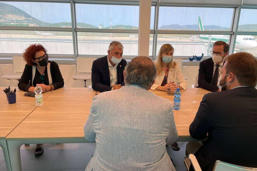 La consejera de Exteriores de la Generalitat, Victoria Alsina, se reúne con el alcalde de Alguer y otras autoridades para negociar la salida de Puigdemont. Foto: Exteriores Cataluña