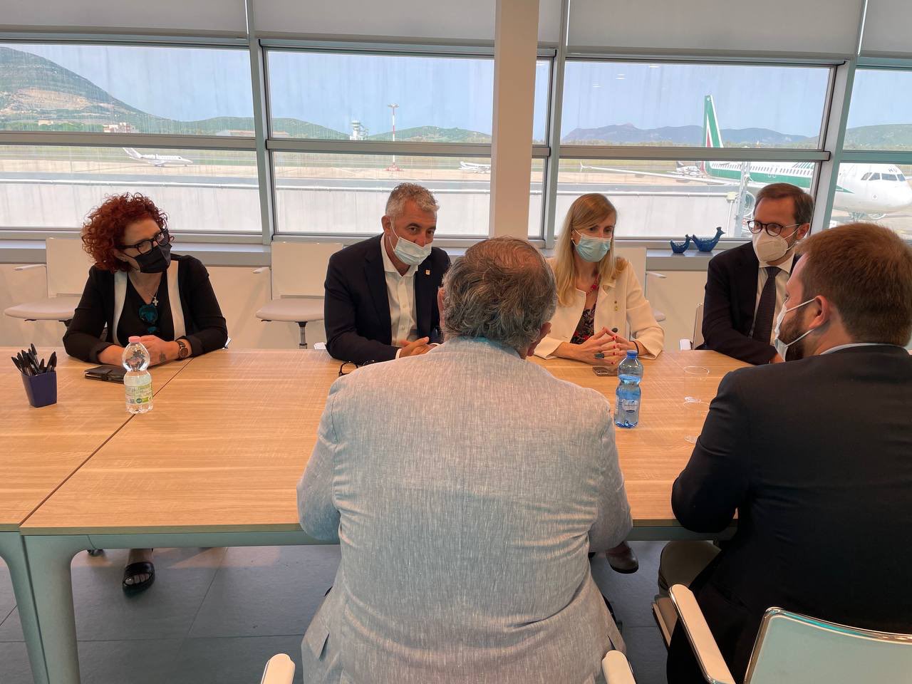 La consejera de Exteriores de la Generalitat, Victoria Alsina, se reúne con el alcalde de Alguer y otras autoridades para negociar la salida de Puigdemont. Foto: Exteriores Cataluña