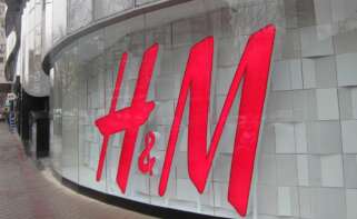 Un cartel con el logo de H&M en el exterior de una de sus tiendas