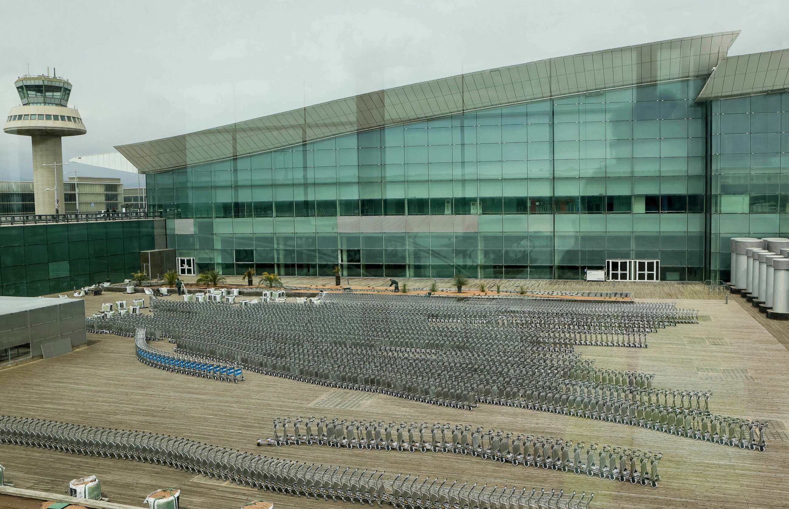 Aena se lava las manos tras difundirse el proyecto de El Prat: "No hay cambios sobre el texto fruto del acuerdo". En la imagen, el aeropuerto de El Prat./ EFE