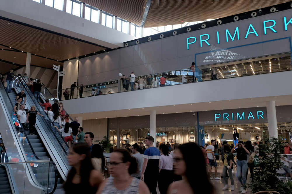 Primark te ofrece la opción más cómoda para andar por con bata para hombre - Economía Digital