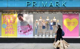 Fachada de Primark y mujer con bolsas pasando por delante