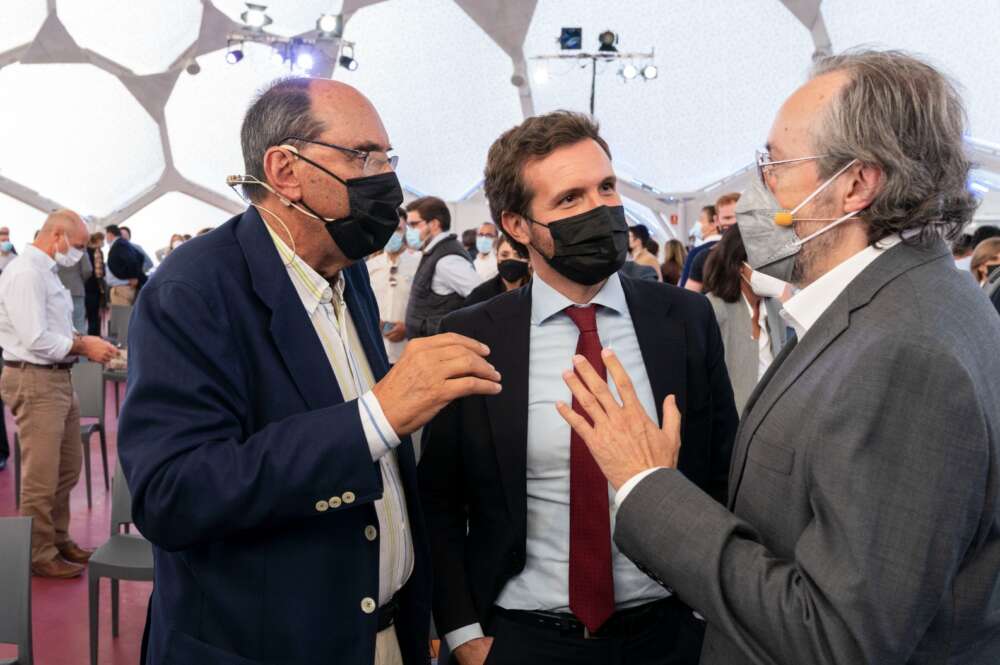 Pablo Casado hablando con Juan Carlos Girauta (Cs) y Alejo Vidal Quadras (Vox). Foto: Tarek/PP