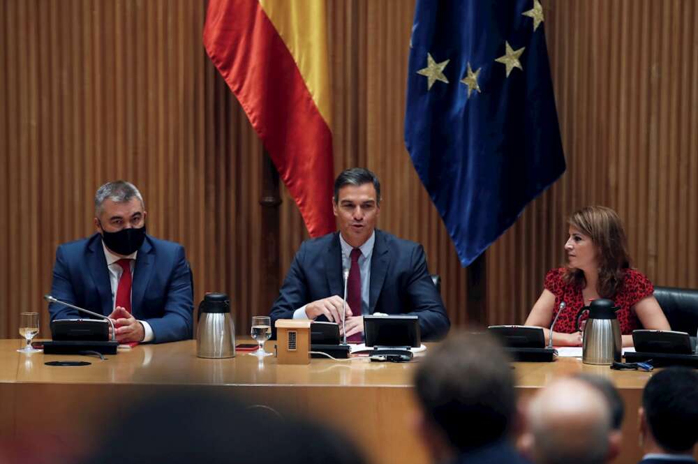 Pedro Sánchez confía en la mesa de diálogo para aprobar los presupuestos. En la imagen, el presidente del Gobierno acompañado por Adriana Lastra y Santos Cerdán, durante la reunión mantenida este miércoles. EFE/Javier Lizón