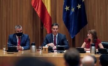 Pedro Sánchez confía en la mesa de diálogo para aprobar los presupuestos. En la imagen, el presidente del Gobierno acompañado por Adriana Lastra y Santos Cerdán, durante la reunión mantenida este miércoles. EFE/Javier Lizón