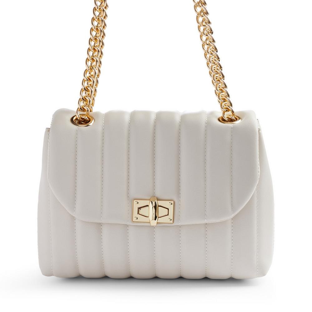 Primark reinterpreta uno de los bolsos más caros de Chanel y lo trae a  España por 14 euros