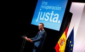 El presidente del Gobierno, Pedro Sánchez, durante la presentación este miércoles en un acto con buena parte de su gabinete, y al que están invitados empresarios y sindicatos, los planes del Ejecutivo para lograr una recuperación "justa" en la que el crecimiento se traduzca en "cohesión social" y "solidaridad". EFE/Javier Lizón