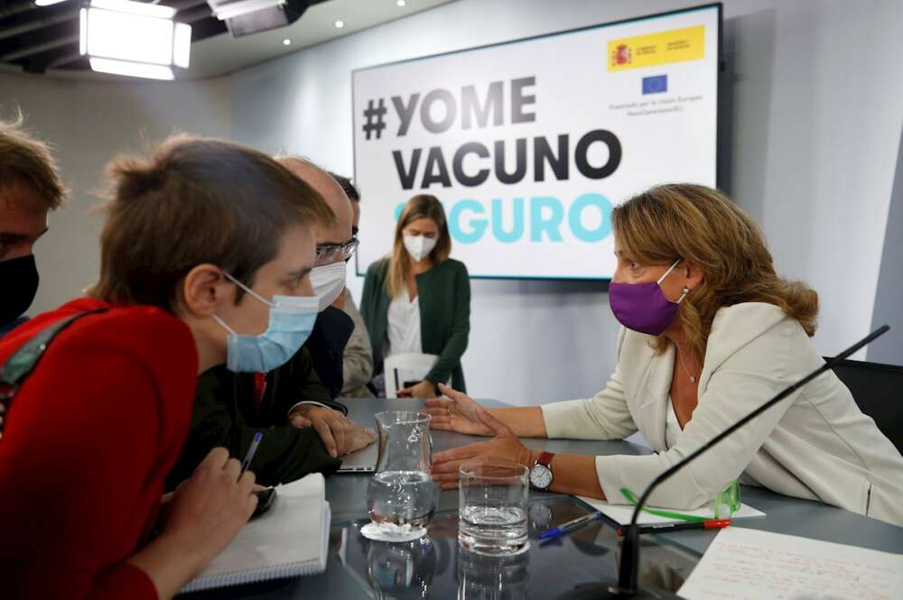 MADRID, 14/09/2021.- La vicepresidenta tercera y ministra para la Transición Ecológica y el Reto Demográfico, Teresa Ribera conversa con varios periodistas al término de la rueda de prensa tras la reunión del Consejo de Ministros, este martes en La Moncloa. EFE/ Javier Lizón