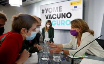 MADRID, 14/09/2021.- La vicepresidenta tercera y ministra para la Transición Ecológica y el Reto Demográfico, Teresa Ribera conversa con varios periodistas al término de la rueda de prensa tras la reunión del Consejo de Ministros, este martes en La Moncloa. EFE/ Javier Lizón