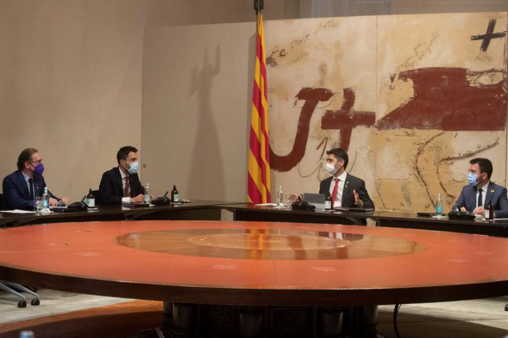 El presidente de la Generalitat, Pere Aragonès (d), junto a su vicepresidente, Jordi Puigneró (2d), y los consellers de Economía, Jaume Giró (i), y Empresa y Trabajo, Roger Torrent (2i), durante la reunión semanal del Govern. EFE/Marta Pérez