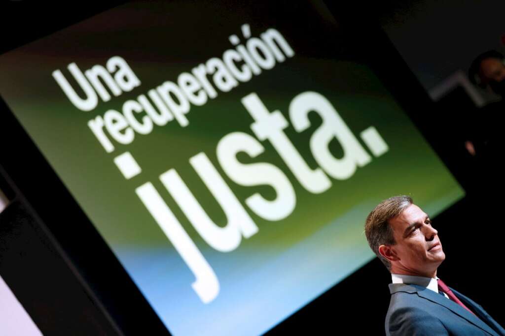 El presidente del Gobierno, Pedro Sánchez, durante la presentación este miércoles en un acto con buena parte de su gabinete, y al que están invitados empresarios y sindicatos, los planes del Ejecutivo para lograr una recuperación "justa" en la que el crecimiento se traduzca en "cohesión social" y "solidaridad". EFE/Javier Lizón