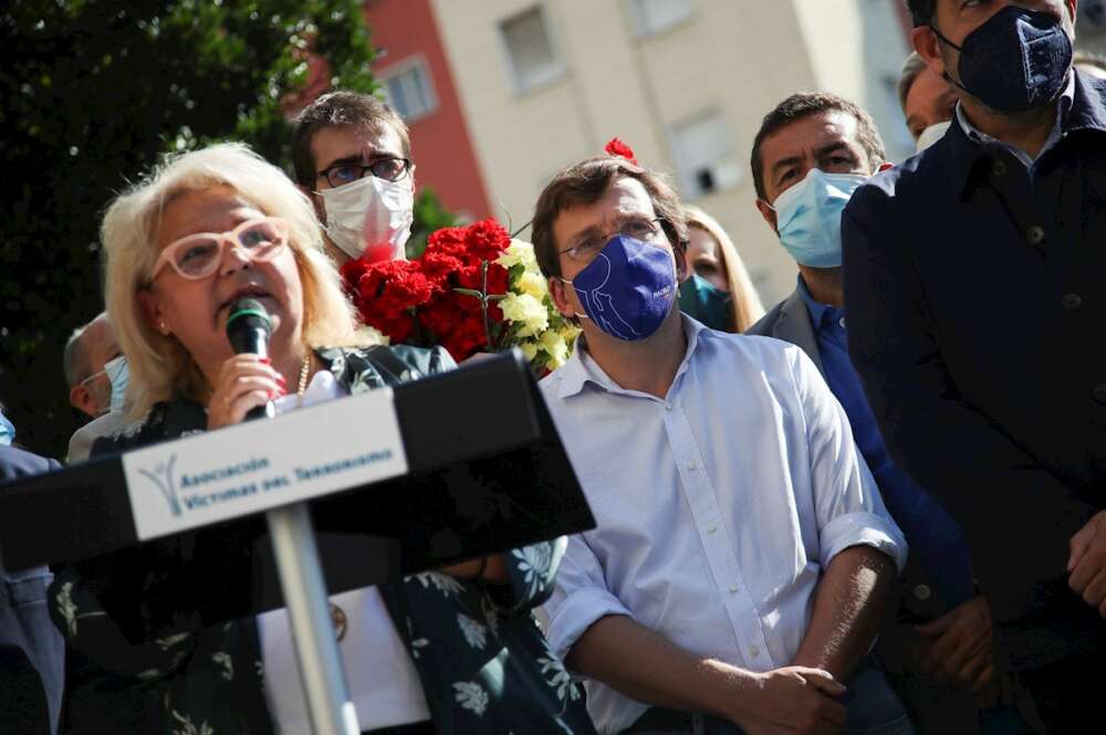 Las víctimas de ETA acusan a Sánchez de “pactar con el diablo” para seguir en Moncloa. En la imagen, la presidenta de honor de la Asociación de Víctimas del Terrorismo, María Pedraza, junto al alcalde de Madrid, José Luis Martínez Almeida. EFE/David Fernández