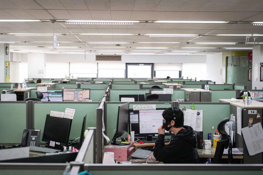 Trabajadores en una oficina durante la pandemia de coronavirus. El 80& de los empresarios prevé reorganizar su negocio tras la crisis/ EFE